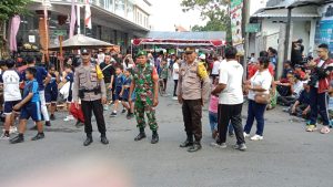 Polisi Banjar Hebat Polresta Denpasar dan Bhabinkamtibmas Kelurahan Ubung, bergerak bersama mengamankan kegiatan Semarak Kemerdekaan RI ke 78