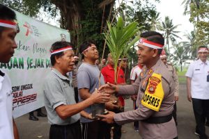 Polres Badung Tanam Ratusan Pohon di Setra Desa Adat Baha 