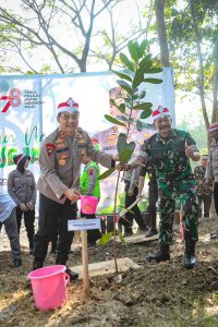 Kapolda Jateng tanam Ribuan Pohon Di Kawasan Penyangga Air Gunungpati Semarang