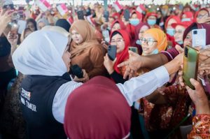 5.030 BLT DBHCT Diserahkan Gubenur Khofifah pada Buruh Pabrik Rokok Jatim