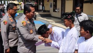 Kapolda Jatim Berikan Santunan Anak Yatim Saat Kunker ke Polres Lumajang
