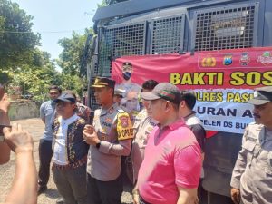 Tangani Dampak Elnino Polisi Beri Bantuan Puluhan Ribu Liter Air Bersih Untuk Warga Pasuruan