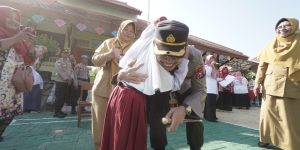 Polisi Peduli Pendidikan, Kapolres Ponorogo Beri Penghargaan Siswa SLBN Yang Berprestasi