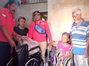 Sumbang Kasih, Ormas Aldera Salurkan Sumbangan Kursi Roda Bagi Warga Kedinding Tengah