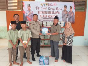 Peduli Budaya Membaca, Polres Gresik Bagikan Buku ke Pelosok Desa