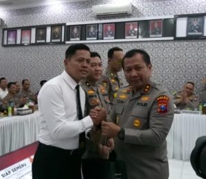 Kunjungi Polres Bojonegoro Kapolda Jatim Beri Penghargaan 3 Personel Berprestasi
