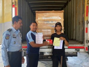 Tingkatkan Keamanan Blok Hunian Warga Binaan, Lapas Pamekasan Terima Dropping Gembok