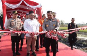 Kapolres Gresik Dampingi Kapolda Jatim Resmikan Palang Pintu Kereta Api Perlintasan Sebidang
