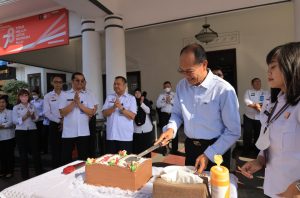 Segenap Pegawai Beri Kejutan, Rayakan Ultah ke-60 Kakanwil Jatim