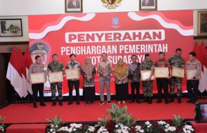 Wali Kota Surabaya Beri Penghargaan Kepada Kapolrestabes