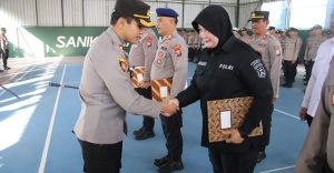 Kapolres Sumenep Pimpin Upacara Pemberian Reward dan Punishment Anggota Polres Sumenep Berprestasi