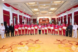 Berprestasi di ASEAN Para Games Kamboja 2023, Gubernur Khofifah Beri Penghargaan Jer Basuki Mawa Beya dan Tali Asih para Atlet da