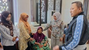 Bupati Sampang Bantu Pengobatan Warga Lumpuh asal Desa Panyepen Jrengik