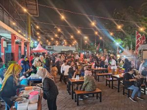 NIKMATI LIVE MUSIK SEMBARI BERBURU KULINER ENAK DI BAZAR SENJA SURYA SURABAYA