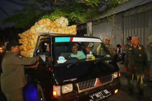 Satpol PP Surabaya Tak Gentar Tertipkan PKL Pedestrian Meskipun Ada Yang Melindungi Pedagang Keputran