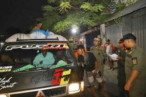 BERI KENYAMANAN PEDAGANG PASAR KEPUTRAN, SATPOL PP SURABAYA HALAU PKL YANG BERJUALAN DI TROTOAR DAN BADAN JALAN