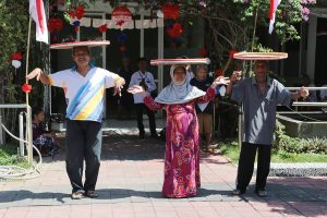 HEBOH, LANSIA GRIYA WERDHA SURABAYA LOMBA JOGET MERIAHKAN HUT KE-78 RI
