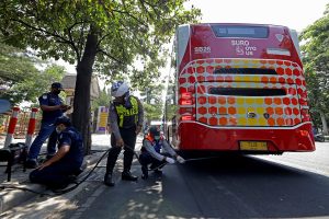 PANTAU KADAR GAS BUANG, PEMKOT SURABAYA UJI EMISI KENDARAAN