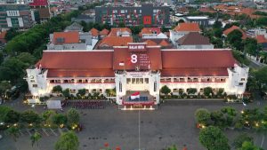 GELAR UPACARA HUT KE-78 RI DI TAMAN SURYA, WALI KOTA ERI IMBAU MASYARAKAT GUNAKAN BAJU BATIK ATAU PEJUANG