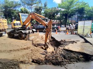 ASPAL MENJULANG DI JALAN PASAR KEMBANG, PDAM SURABAYA: ADA REHABILITASI PIPA PDAM