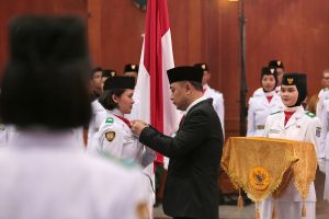 98 PASKIBRAKA SURABAYA DIKUKUHKAN, SIAP JALANKAN MANDAT UPACARA HUT KE-78 RI DI BALAI KOTA