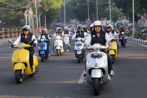 HUT KE-62 BANK JATIM, WALIKOTA ERI CAHYADI SUNMORI BERSAMA KOMUNITAS VESPA