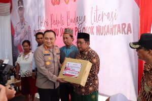 Polrestabes Surabaya Bagikan Buku, Al-Quran dan Al-Qitab