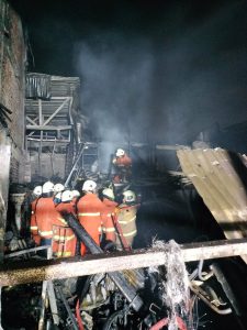 Telah terjadi kebakaran yang mengakibatkan sebanyak 3 rumah terbakar