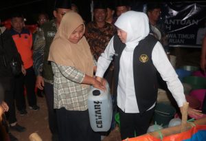 Tangani Kekeringan di Desa Pasrepan Pasuruan, Gubernur Khofifah Distribusikan 10 Ribu Liter Air Bersih