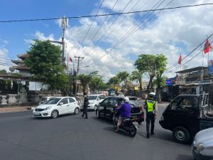 Lakukan Patroli Siang Hari Sat Samapta Bantu Lantas Atur Arus Lalu Lintas.