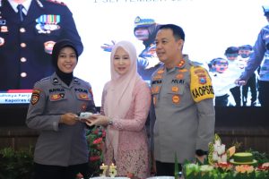 Kapolres Gresik Potong Tumpeng pada Tasyakuran Hari Jadi Polwan ke-75