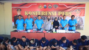 Tuban – Selama bulan Agustus 2023 Satresnarkoba Polres Tuban berhasil melakukan pengungkapan sebanyak 12 (duabelas) kasus Narkoba dengan rincian Sabu-sabu sebanyak 1 kasus, Pil dobel sebanyak 9 kasus, 1 kasus Carnophen serta Pil Y sebanyak 1 kasus, dalam ungkap tersebut Polisi berhasil mengamankan 12 tersangka.  Dalam konferensi pers yang digelar pada, Selasa (05/09/23) Wakapolres Tuban Kompol Palma Fitria Fahlevi, S.IP., S.I.K., M.I.K., menjelaskan selain 12 tersangka Polisi juga mengamankan sebanyak 14565 butir Pil double L, 929 butir pil Y, 53 butir Carnophen serta 4,51 gram Sabu.   “Semua kasus yang ditangani sudah dalam tahap penyidikan” Ungkap Palma.  Sementara itu Kasat Resnarkoba Polres Tuban AKP Teguh Triyo Handoko, S.H., M.H., menjelaskan keberhasilan dalam melakukan pengungkapan terhadap puluhan ribu pil Doble L yang dilakukan oleh jajarannya tersebut merupakan hasil pengembangan dari kasus sebelumnya dengan tersangka berinisial T yang saat ini masih mendekam di tahanan Polres Tuban.  “Ini adalah hasil pengembangan yang sudah kita tangkap sebelumnya” ucapnya.  Teguh membeberkan pihaknya akan terus melakukan pengembangan, karena berdasarkan keterangan dari tersangka T mengarah pada tersangka yang berada di wilayah Mojokerto.   Diantaranya 12 tersangka yang diamankan terdapat 3 orang residivis dengan kasus yang sama. Menurut Kasat Resnarkoba upaya yang dilakukan untuk mengantisipasi peredaran Narkoba selain upaya penegakan hukum yang dilakukan jajarannya juga melaksanakan sosialisasi tentang bahaya narkoba kepada masyarakat.  “Yang sudah kita lakukan di sekolah-sekolah, pondok pesantren juga di warung-warung” jelasnya.  Dari keterangan para tersangka untuk mendapatkan barang memabukkan itu bertransaksi dengan cara bertemu langsung ditempat tertentu atau biasa disebut COD “Asal barang ini ada yang dari Mojokerto, Jawa Tengah, Sidoarjo dan Surabaya” tutur AKP Teguh.  Tersangka pengedar obat berbahaya dijerat dengan pasal 435 Jo Pasal 138 Ayat (1) dan Ayat (2) dan/atau Pasal 436 Ayat (1) dan Ayat (2) Jo Pasal 145 Ayat (1) Undang-Undang Nomor 17 tahun 2023 tentang Kesehatan dengan ancaman hukuman paling lama 15ntahun penjara dan denda sebesar 1,5 milyar rupiah. Sedangkan tersangka pengedar Narkotika jenis Sabu dijerat pasal 114 (1), 112 (1) UU RI  No. 35 tahun 2009 tentang Narkotika dengan ancaman hukuman Paling singkat 5 tahun dan paling lama 20 tahun dengan 10 Miliyar ditambah 1/3.
