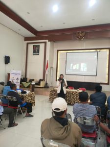 Dosen S1 Pend. Bisnis FEB Unesa Beri Pelatihan Sosmed