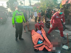 Pengendara Motor Tewas Dilindas Truk, Isi Kepala Pecah