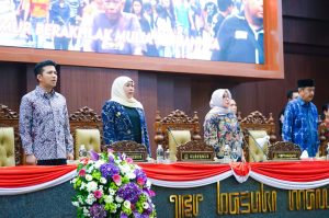Sampaikan Nota Keuangan atas Raperda P-APBD 2023, Gubernur Khofifah: Postur Perubahan Anggaran Menyesuaikan 4 Tantangan Ekonomi Global