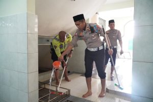 Sambut HUT Lalu Lintas Bhayangkara ke-68, Satlantas Polres Gresik Baksos Serentak di Tempat Ibadah