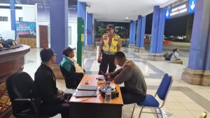 Berikan Rasa Aman Kepada Penumpang Polsek Mengwi Laksanakan Patroli Biru Dikawasan Terminal Mengwi