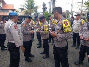 Kapolsek Mengwi Cek Kelengkapan dan Kerapian Anggotanya