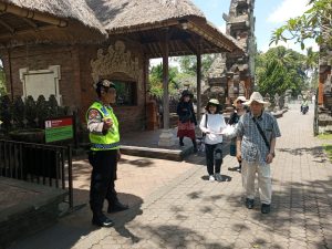 Ciptakan Rasa Aman Samapta Polsek Mengwi Dialogis Dengan Pengunjung DTW Taman Ayun