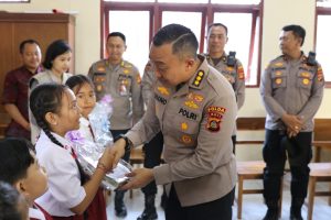 Biro SDM Polda Bali Mengunjungi Sekolah Dasar Dalam Rangka Polri Peduli Budaya Literasi