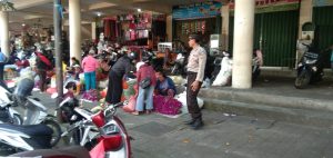 Sambangi Pasar Mengwi Samapta Polsek Mengwi Imbau Pedagang Jaga Kamtibmas
