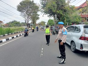 Cegah Lakalantas Polsek Mengwi Lakukan Pengaturan