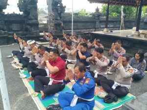 Tingkatkan Keimanan Dan Ketaqwaan Personel Polres Badung Lakukan Sembahyang Tilem Sasih Ketiga
