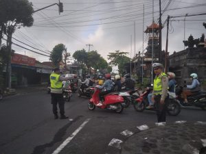 Personil Polsek Abiansemal Digelar Di Tempat Rawan Kemacetan Guna Lancarkan Aktifitas Masyarakat