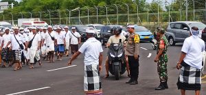 Upacara Dewa Yadnya, Polisi Banjar Polsek Kuta Bersama Bhabinkamtibmas Kelurahan Lakukan Pengaturan