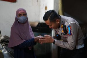 Sambut HUT Lalu Lintas Ke 68, Satlantas Polres Gresik Door to Door Salurkan Baksos