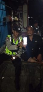 Bhabinkamtibmas Sosialisasikan Aplikasi Polisi Banjar Hebat kepada masayarakat