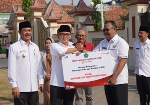 Bank Jatim Serahkan CSR Pembangunan ADM dan Peralatan UMKM ke Pamekasan