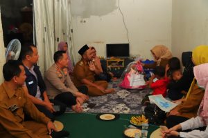 Kapolres Gresik Bersama Bupati Gresik Jenguk Siswi SD yang Dicolok Tusuk Pentol