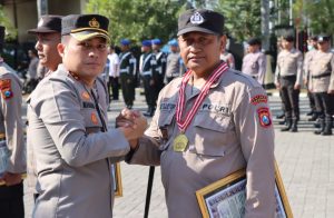 Kapolres Nganjuk Beri Penghargaan Kepada Anggotanya dalam Penerbitan Sertifikat Tanah Asset Polri